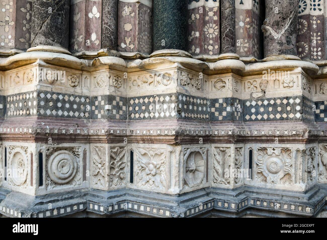 Particolare della façade facciata della Cattedrale di San Lorenzo nel centro storico di Genova, con bassorilievo in marmo e mosaico, Liguria, Italia Foto Stock