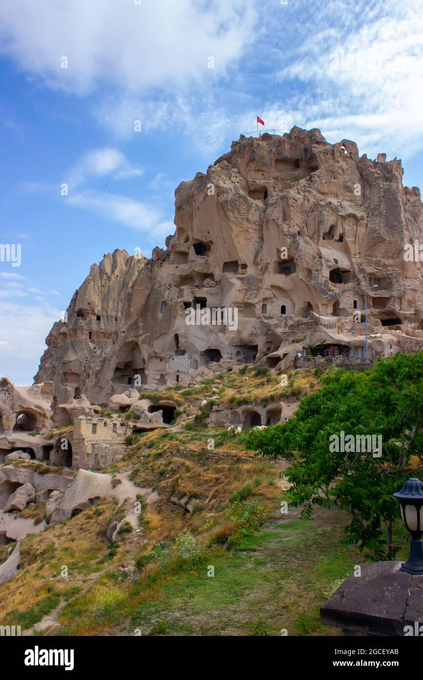 La famosa foto del castello di Uçhisar. Incredibile castello grotta. Il castello incredibile camino fata. Foto Stock