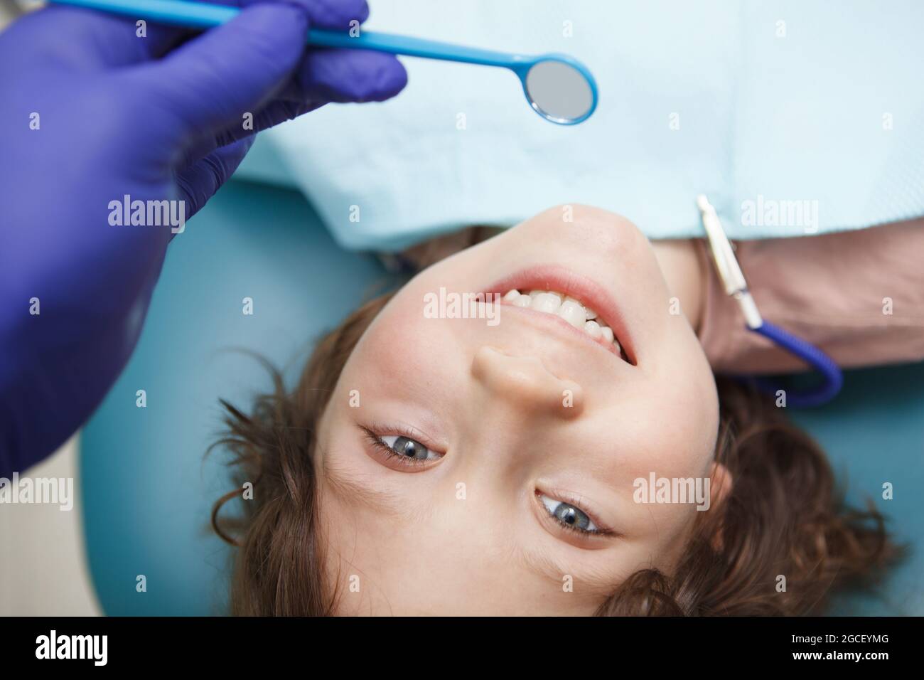 Primo piano di un ragazzo felice sorridente durante l'esame dentale Foto Stock