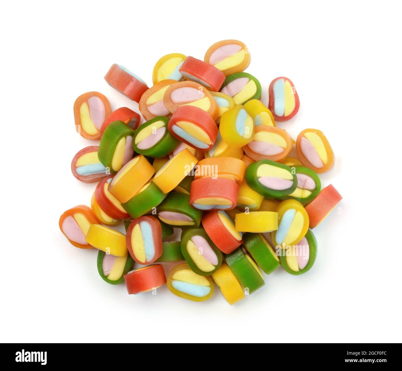Un mucchio di dolci multicolore isolati su bianco. Vista dall'alto. Foto Stock