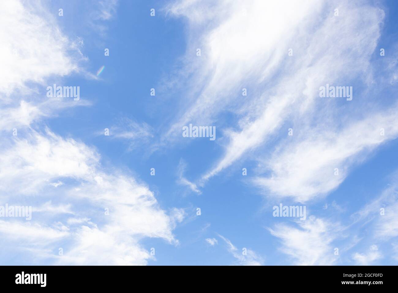 Un bel cielo blu con nuvole. Ideale per l'uso con la funzione di sostituzione del cielo di Photoshop. Foto Stock