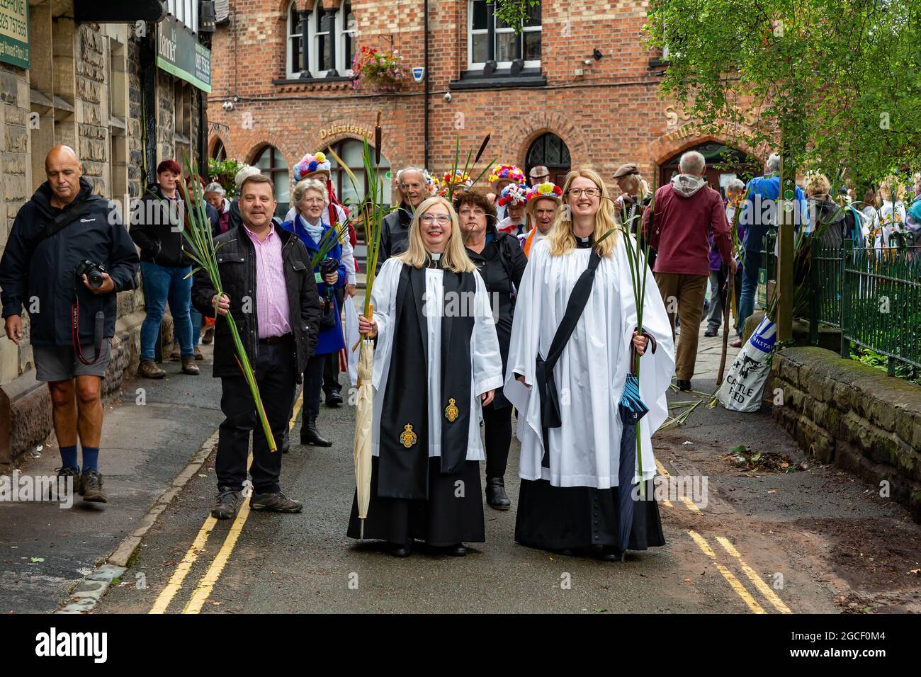 Warrington, Regno Unito. 8 agosto 2021. L'antica tradizione di Lymm Rushbearing è stata riesumata con una processione dal centro del villaggio, riunitisi vicino alla diga inferiore intorno alle 16:00, e poi processando il Dingle. Il festival si è concluso con un servizio al St Mary's Church Credit: John Hopkins/Alamy Live News Foto Stock