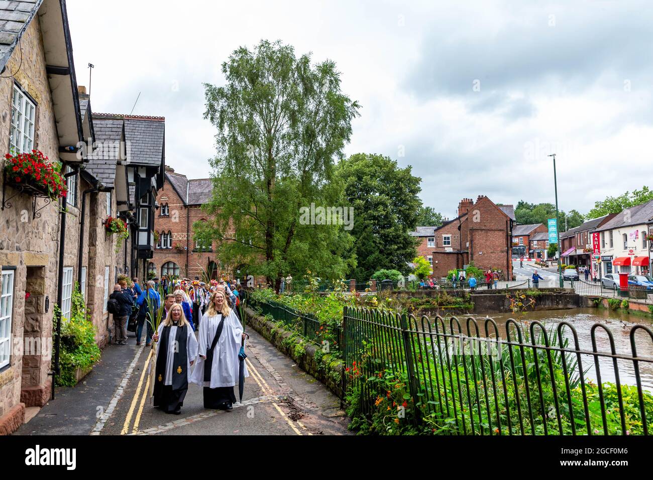 Warrington, Regno Unito. 8 agosto 2021. L'antica tradizione di Lymm Rushbearing è stata riesumata con una processione dal centro del villaggio, riunitisi vicino alla diga inferiore intorno alle 16:00, e poi processando il Dingle. Il festival si è concluso con un servizio al St Mary's Church Credit: John Hopkins/Alamy Live News Foto Stock