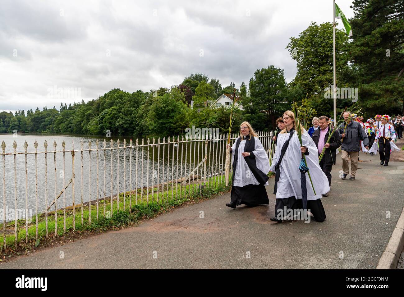 Warrington, Regno Unito. 8 agosto 2021. L'antica tradizione di Lymm Rushbearing è stata riesumata con una processione dal centro del villaggio, riunitisi vicino alla diga inferiore intorno alle 16:00, e poi processando il Dingle. Il festival si è concluso con un servizio al St Mary's Church Credit: John Hopkins/Alamy Live News Foto Stock