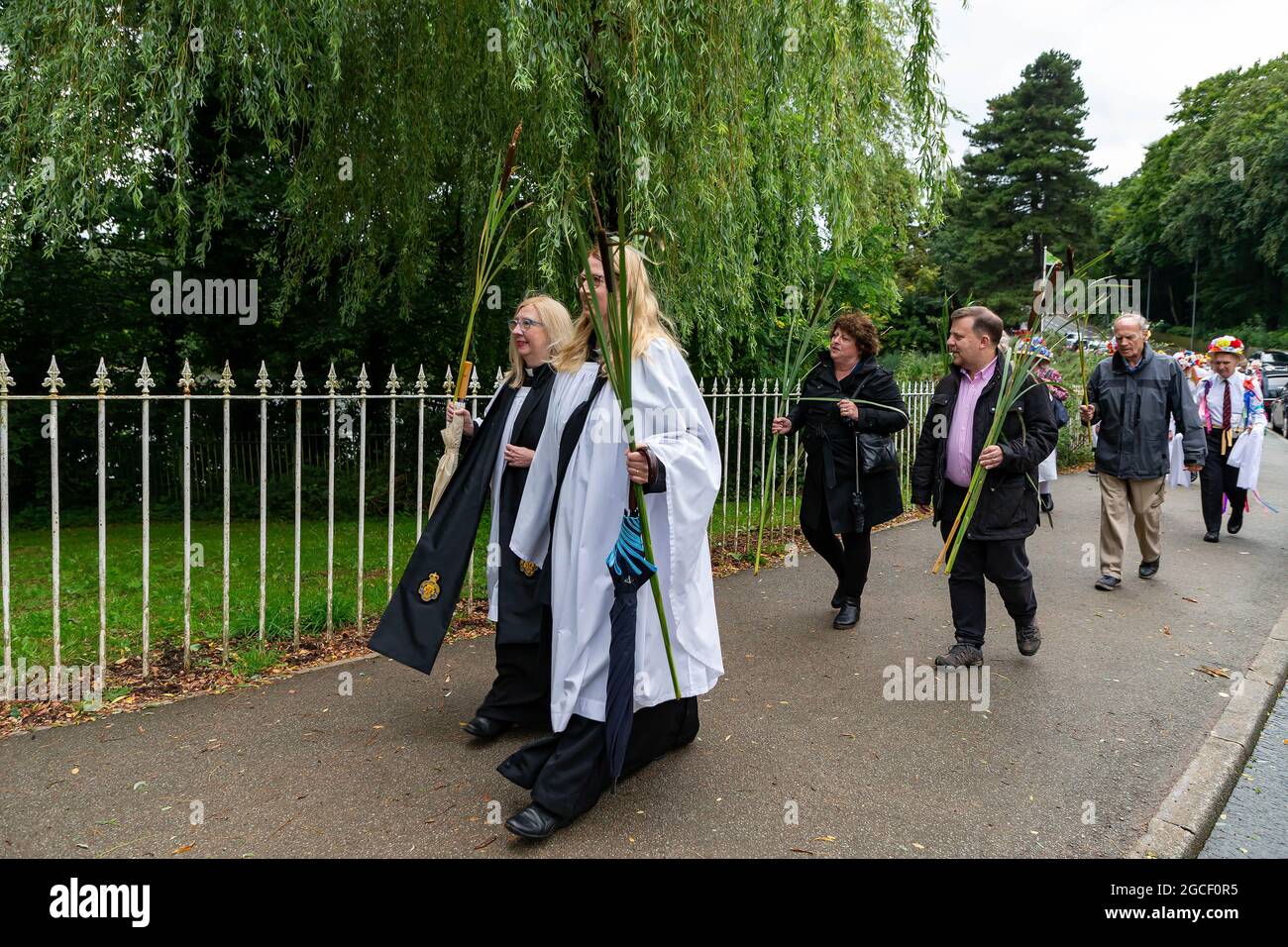 Warrington, Regno Unito. 8 agosto 2021. L'antica tradizione di Lymm Rushbearing è stata riesumata con una processione dal centro del villaggio, riunitisi vicino alla diga inferiore intorno alle 16:00, e poi processando il Dingle. Il festival si è concluso con un servizio al St Mary's Church Credit: John Hopkins/Alamy Live News Foto Stock