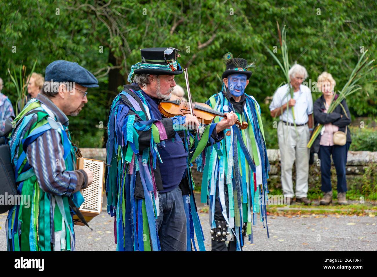Warrington, Regno Unito. 8 agosto 2021. L'antica tradizione di Lymm Rushbearing è stata riesumata con una processione dal centro del villaggio, riunitisi vicino alla diga inferiore intorno alle 16:00, e poi processando il Dingle. Il festival si è concluso con un servizio al St Mary's Church Credit: John Hopkins/Alamy Live News Foto Stock