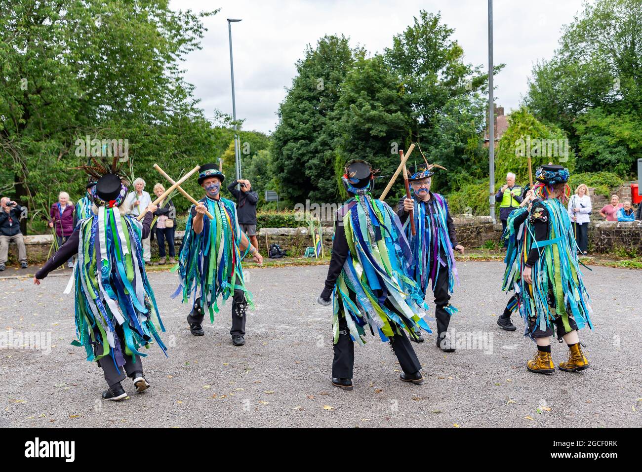 Warrington, Regno Unito. 8 agosto 2021. L'antica tradizione di Lymm Rushbearing è stata riesumata con una processione dal centro del villaggio, riunitisi vicino alla diga inferiore intorno alle 16:00, e poi processando il Dingle. Il festival si è concluso con un servizio al St Mary's Church Credit: John Hopkins/Alamy Live News Foto Stock