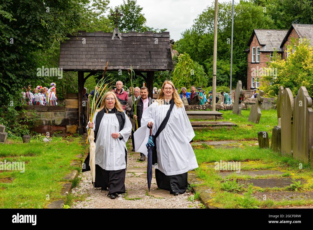 Warrington, Regno Unito. 8 agosto 2021. L'antica tradizione di Lymm Rushbearing è stata riesumata con una processione dal centro del villaggio, riunitisi vicino alla diga inferiore intorno alle 16:00, e poi processando il Dingle. Il festival si è concluso con un servizio al St Mary's Church Credit: John Hopkins/Alamy Live News Foto Stock