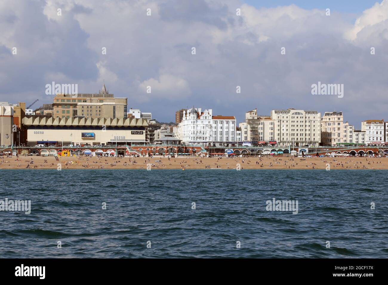 La spiaggia e il lungomare di Brighton, sulla costa meridionale dell'Inghilterra, Regno Unito Foto Stock