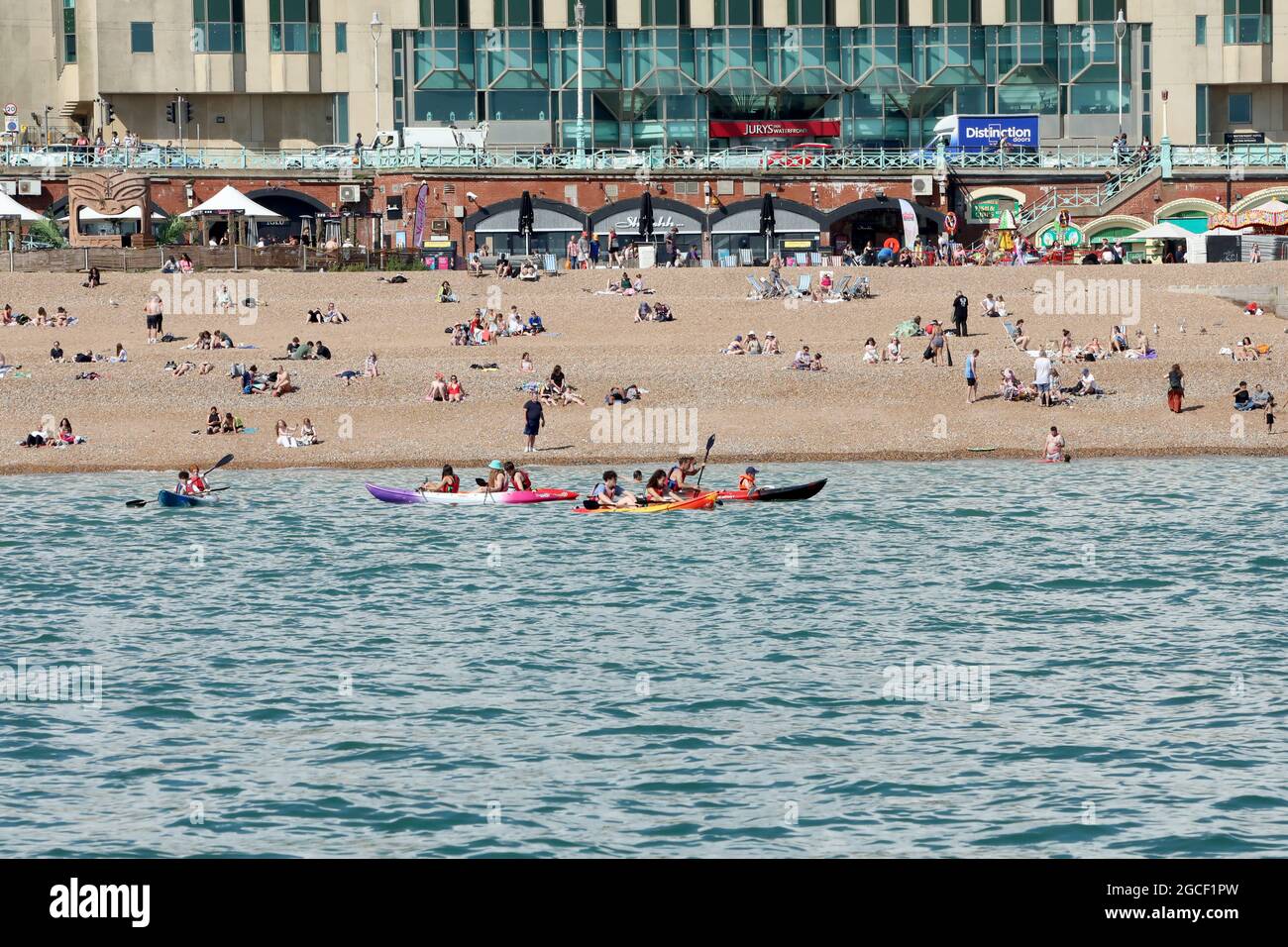 Kayak al largo della spiaggia di Brighton sulla costa meridionale dell'Inghilterra, Regno Unito Foto Stock