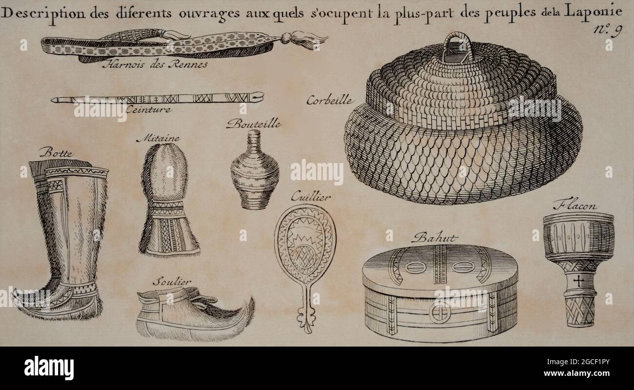 Oggetti artigianali decorati in modo tradizionale del popolo Sami. Un'imbragatura di renna, una cintura, un cesto di corteccia di betulla, uno scarpone, un mitten, una bottiglia, una scarpa, Foto Stock