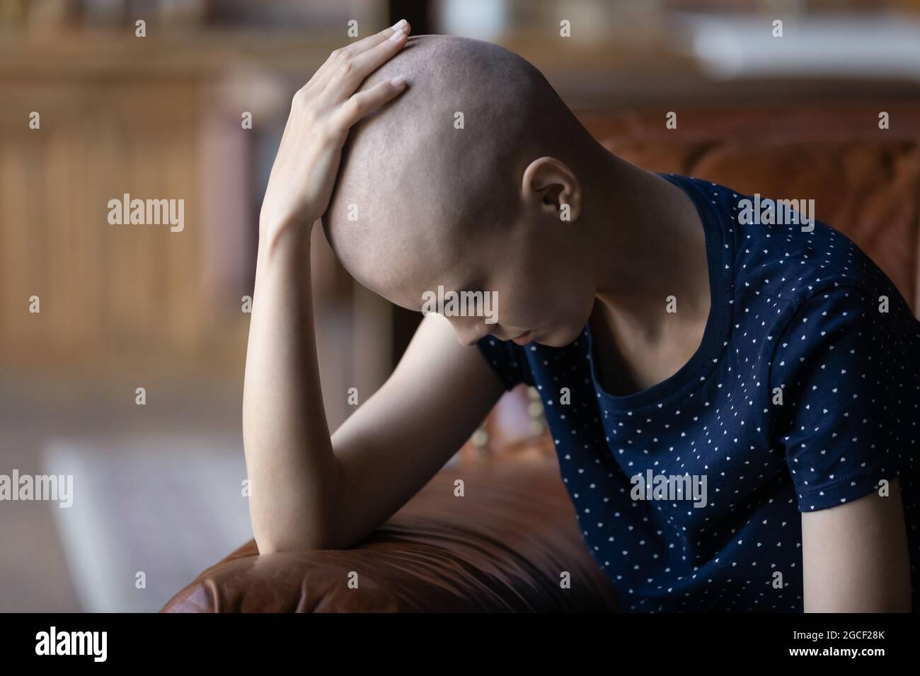 Frustrata giovane donna stanca di chemioterapia oncologica, senza speranza Foto Stock