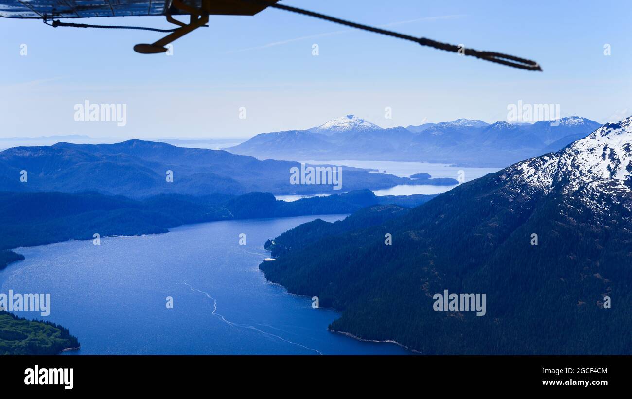 Vista aerea del Misty Fjords National Monument da un aereo galleggiante turistico, Alaska, Stati Uniti. Foto Stock