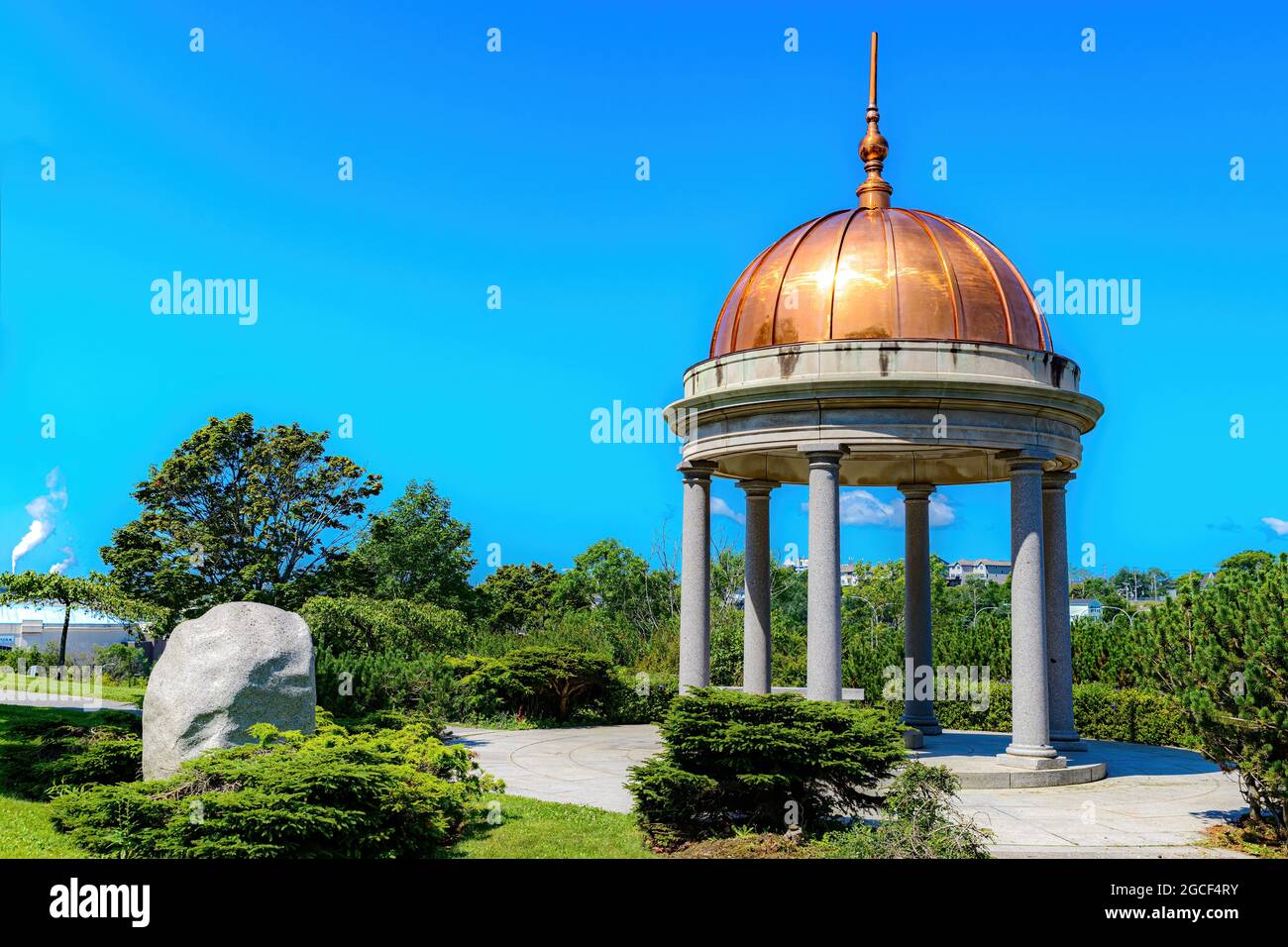 San Giovanni, NB, Canada - 24 luglio 2021: Cupola di rame del Saint John General Hospital in cima a un piccolo gazebo in un piccolo parco di Garden Street. Foto Stock