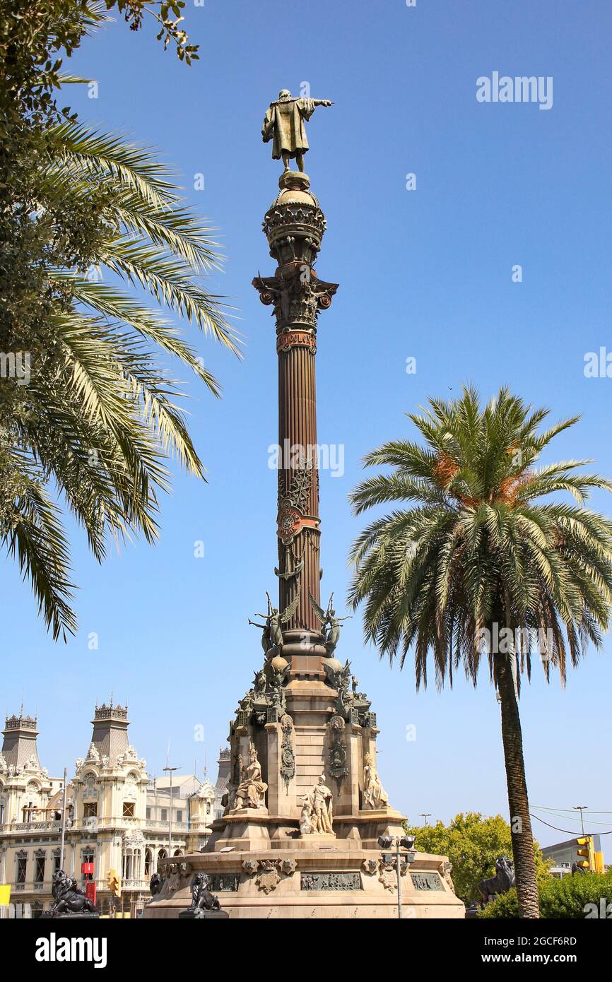 Vista del Monumento a Colombo, alto 60 m, monumento a Cristoforo Colombo, all'estremità inferiore di la Rambla, Barcellona, Catalogna, Spagna. Foto Stock