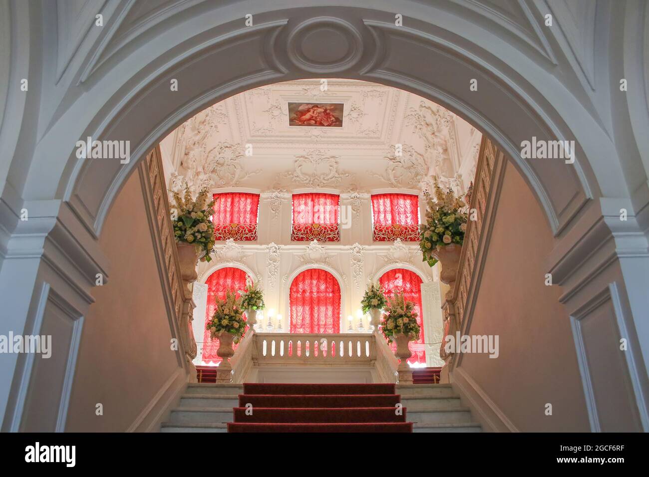 Scala principale nel Palazzo di Caterina vicino a San Pietroburgo, Russia. I gradini e le balaustre in marmo bianco sono impreziositi da vasi. Foto Stock