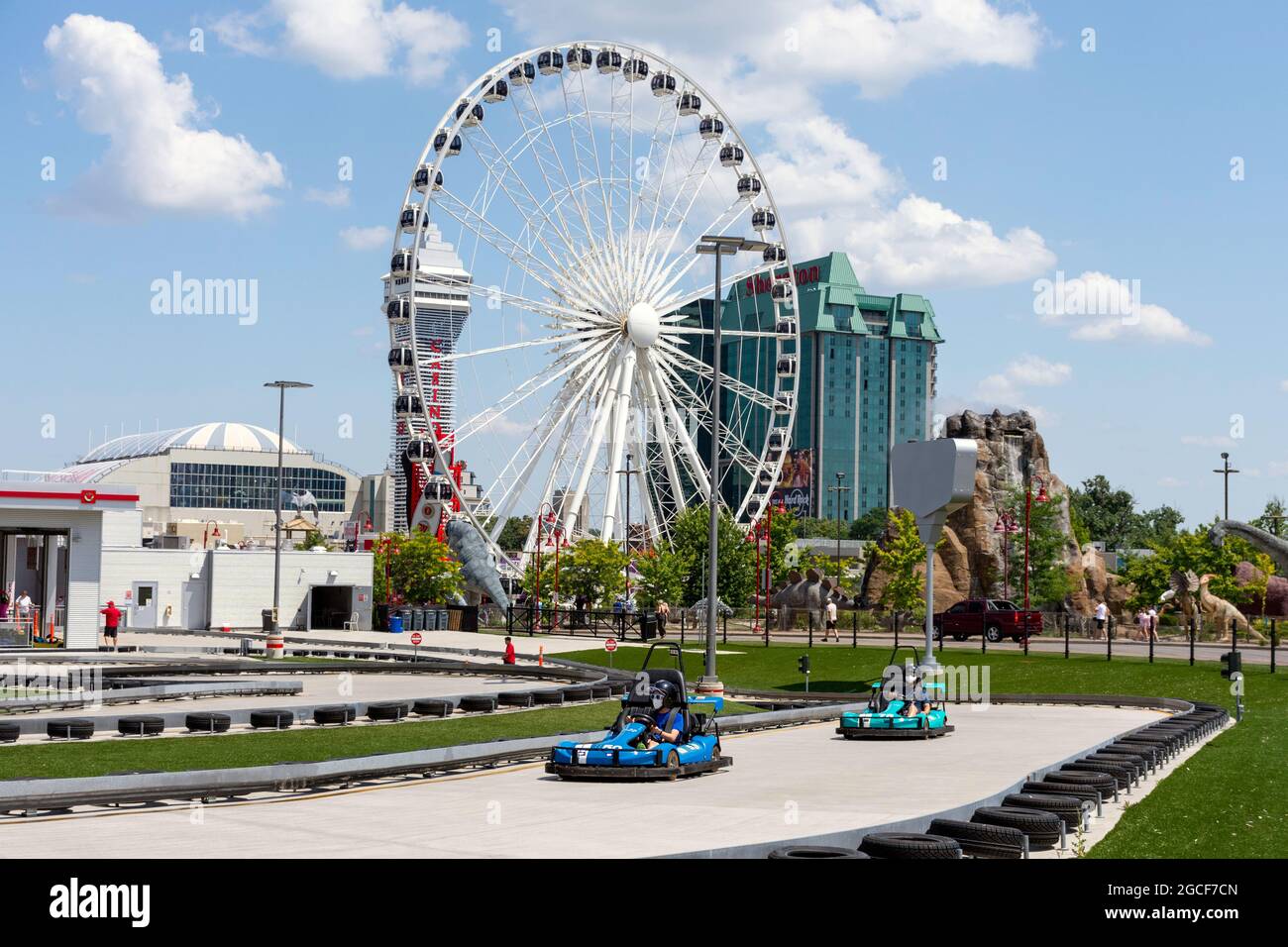 I visitatori che cavalcano i go-cart devono indossare maschere sul tracciato del Niagara Speedway durante la pandemia del coronavirus alle Cascate del Niagara, Canada. Foto Stock