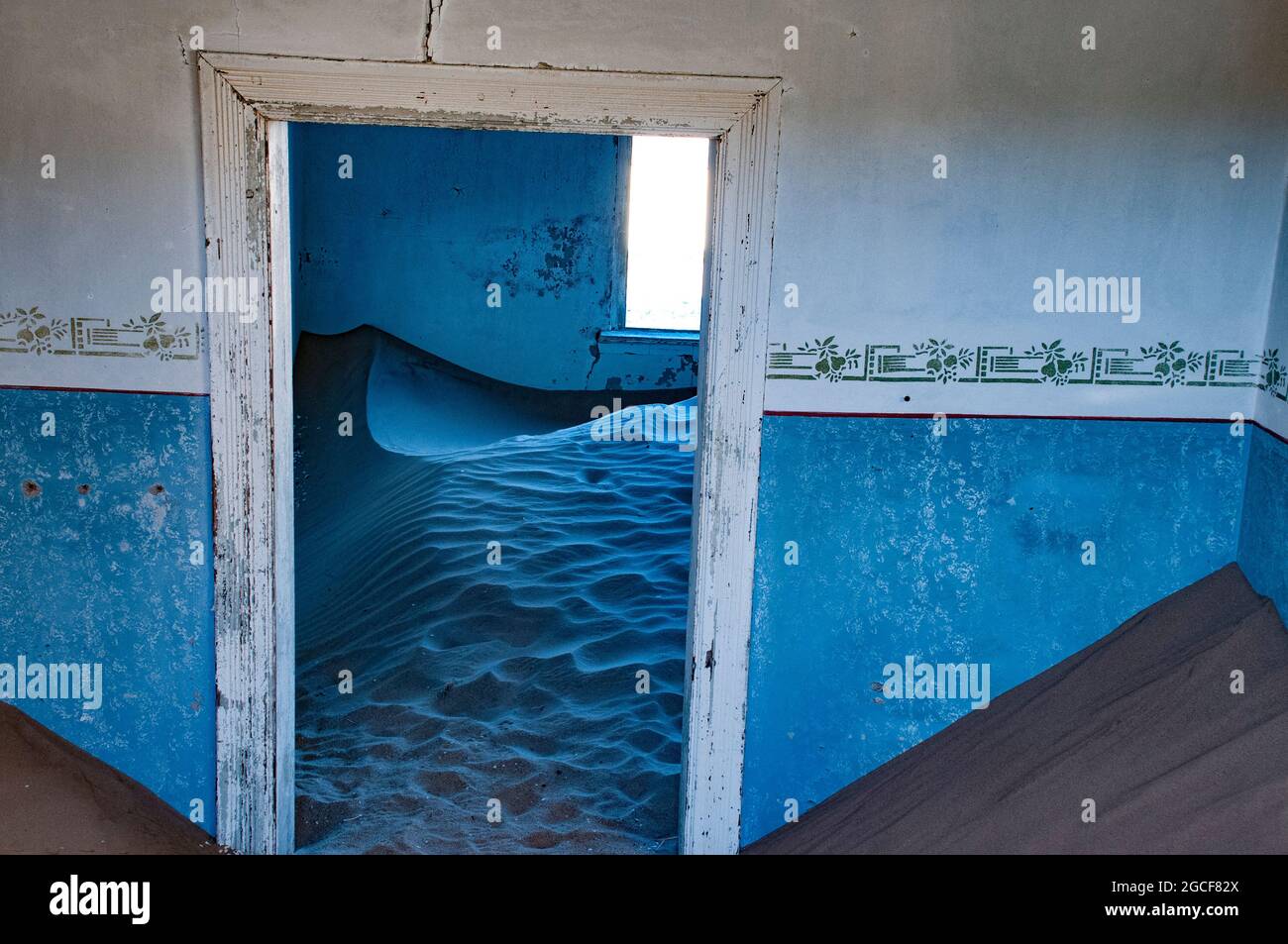 Camera interna in Kolmanskop, un fantasma città mineraria in Namibia, Africa. Il deserto ha riconquistato la città dopo che è stato abbandonato. Foto Stock