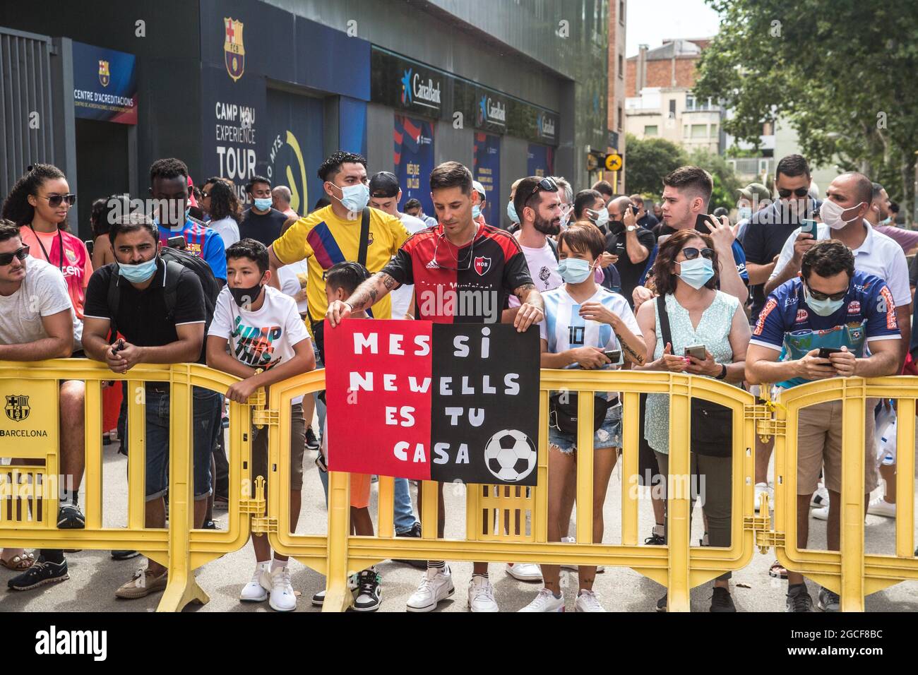 Barcellona, Spagna. 8 agosto 2021. Un fan con una camicia del club di calcio argentino, il Club Atlético Newell's Old Boys e un banner che dice, messi Newells è la tua casa durante la conferenza stampa di addio di Lionel messi allo stadio Camp Nou. Credit: SOPA Images Limited/Alamy Live News Foto Stock