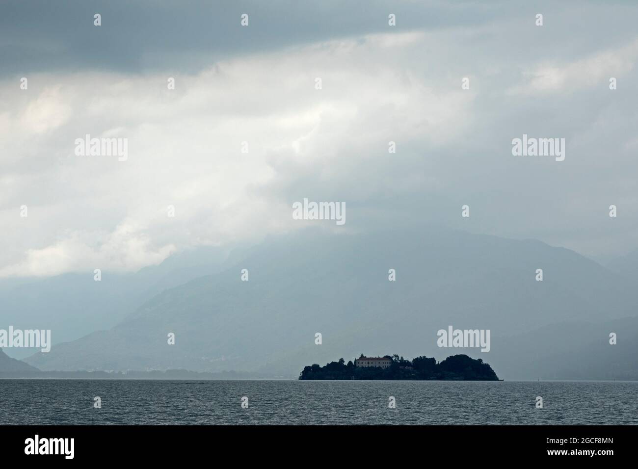 Nuvole sopra Isola Madre, Stresa, Lago maggiore, Piemonte, Italia Foto Stock