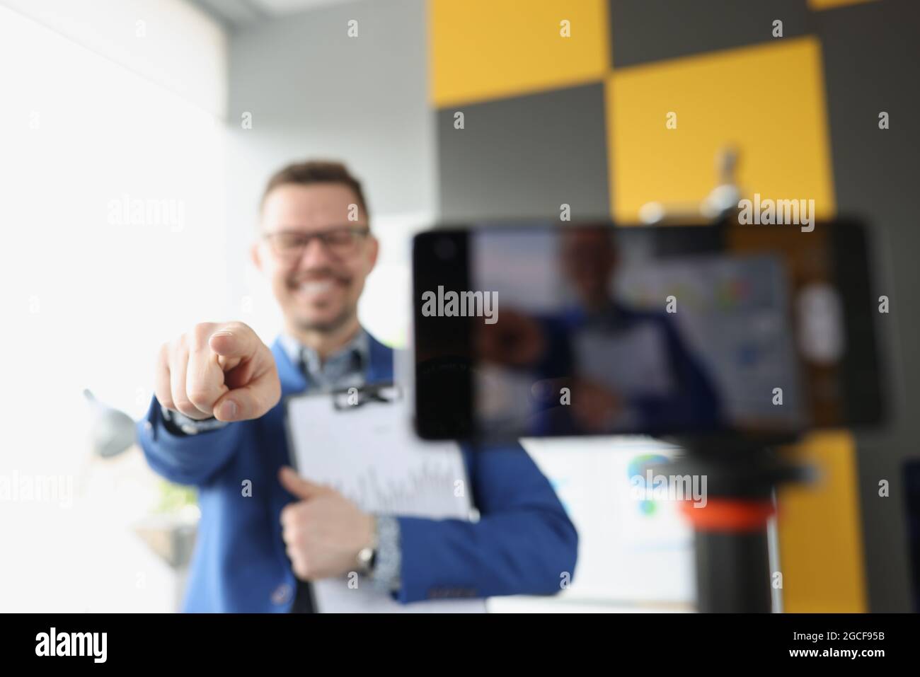 Il blogger maschio punta il dito verso il closeup della telecamera Foto Stock