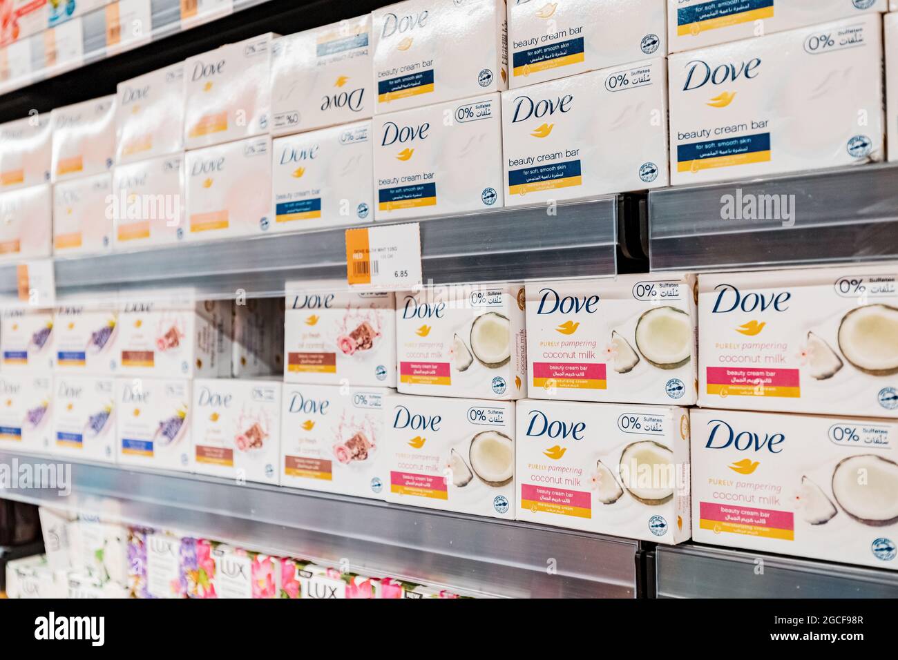 26 febbraio 2021, Emirati Arabi Uniti, Dubai: Colomba sapone morbido e idratante o crema bar sugli scaffali di un negozio di cosmetologia Foto Stock