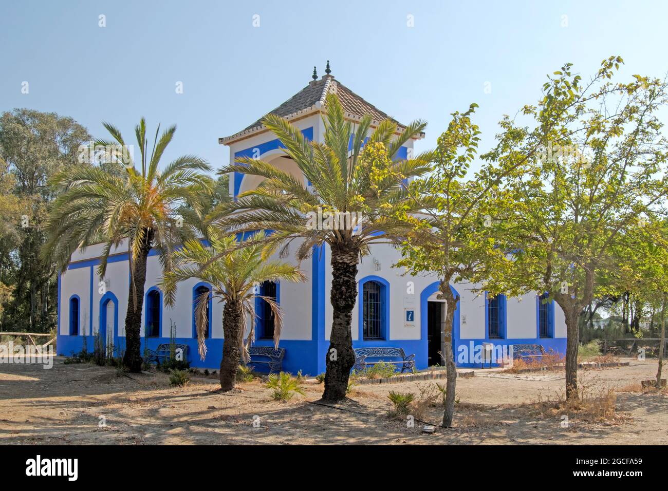 Vecchia casa del guardiano in bianco e blu della zona ricreativa di ​​the spiaggia di Casita Azul a Isla Cristina, Huelva, Andalusia, Spagna Foto Stock