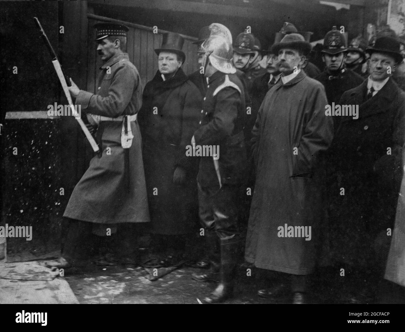 LONDRA, INGHILTERRA, Regno Unito - 07 gennaio 1911 - l'assedio di Sidney Street del gennaio 1911. La didascalia originale recita: "Il segretario di casa durante la lotta: Foto Stock