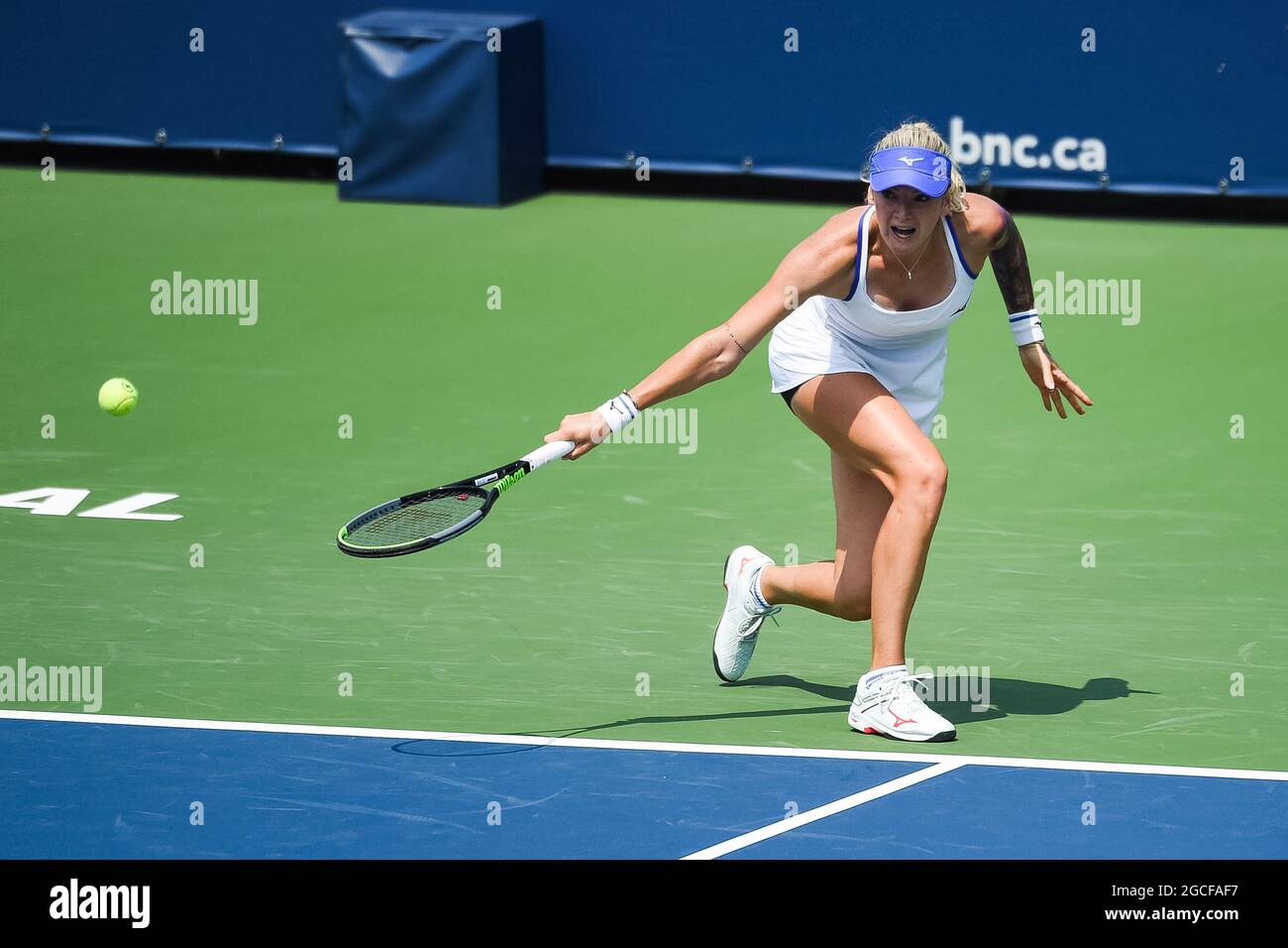 Montreal, Canada. 08 agosto 2021: Tereza Martincova (CZE) restituisce il pallone durante la partita di qualificazione WTA National Bank Open allo stadio IGA di Montreal, Quebec. David Kirouac/CSM Credit: CAL Sport Media/Alamy Live News Foto Stock