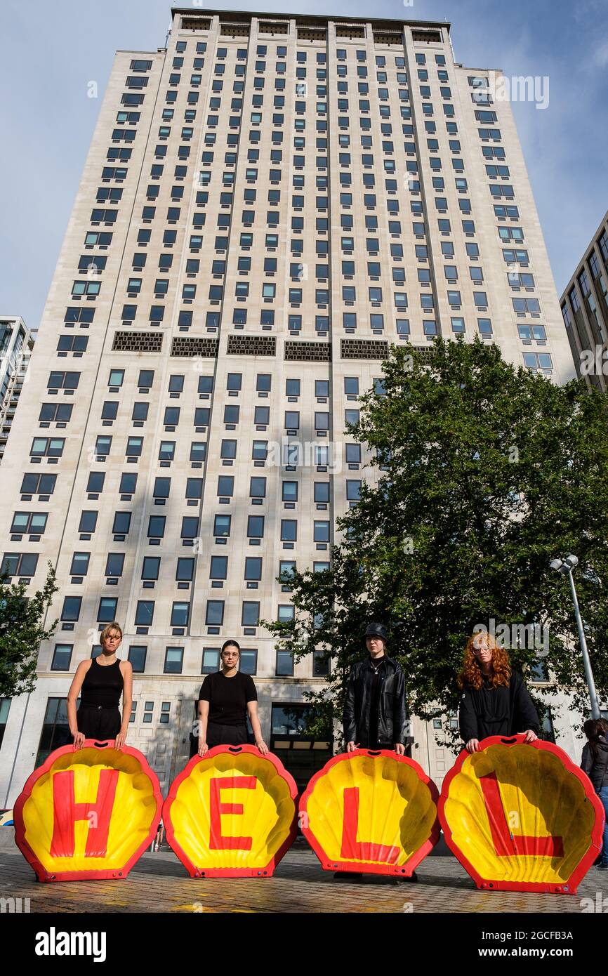 Londra, Regno Unito. 8 agosto 2021. Un gruppo di donne che manifestano il clima si è riunito fuori dal quartier generale di Londra della Shell con grandi conchiglie inscritte con L’INFERNO che si oppongono alla proposta di sviluppo del campo petrolifero della Shell. Credit: João Daniel Pereira Credit: Joao Daniel Pereira/Alamy Live News Foto Stock