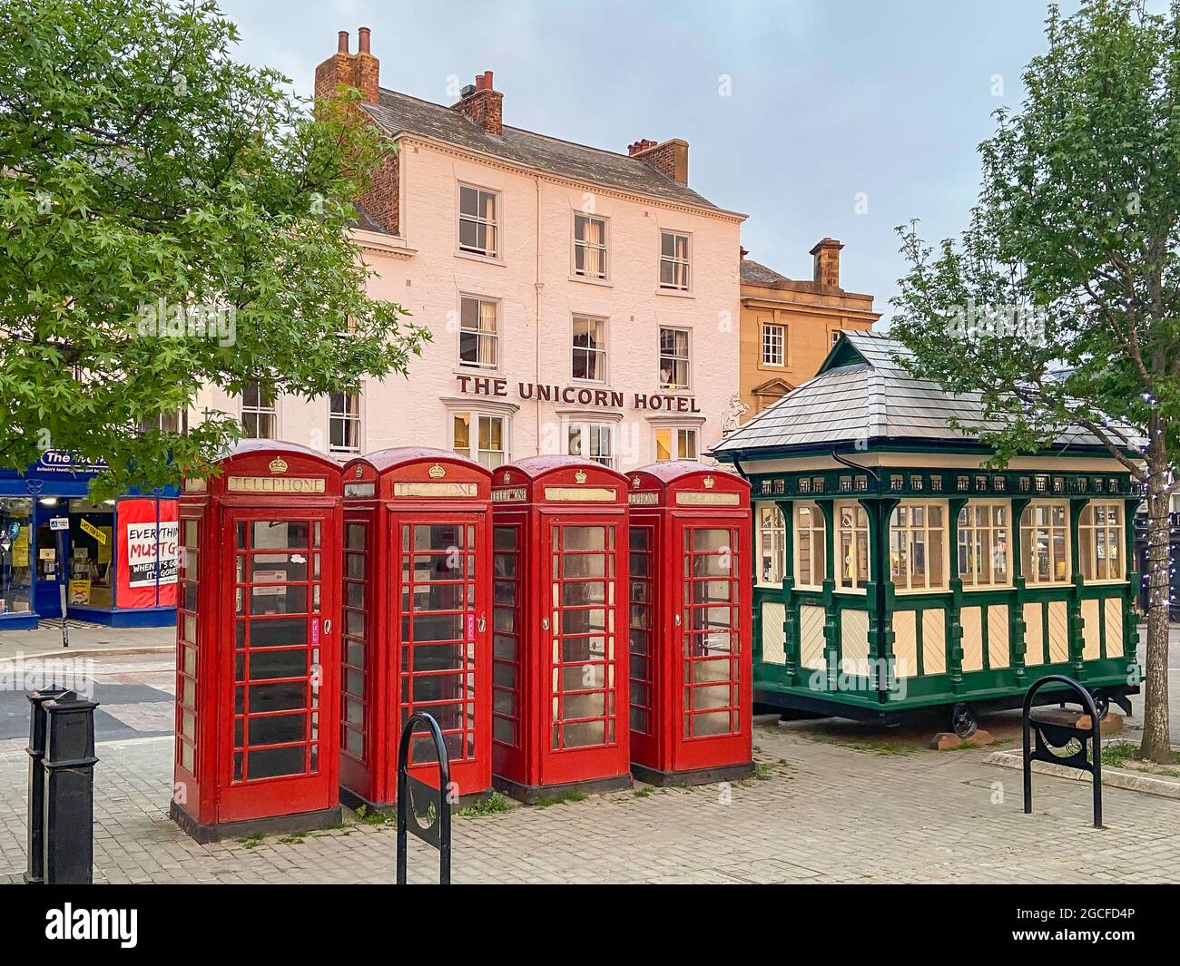Scatole telefoniche rosse e Cabmen's Shelter al crepuscolo, Market Place, Ripon, North Yorkshire, Inghilterra, Regno Unito Foto Stock