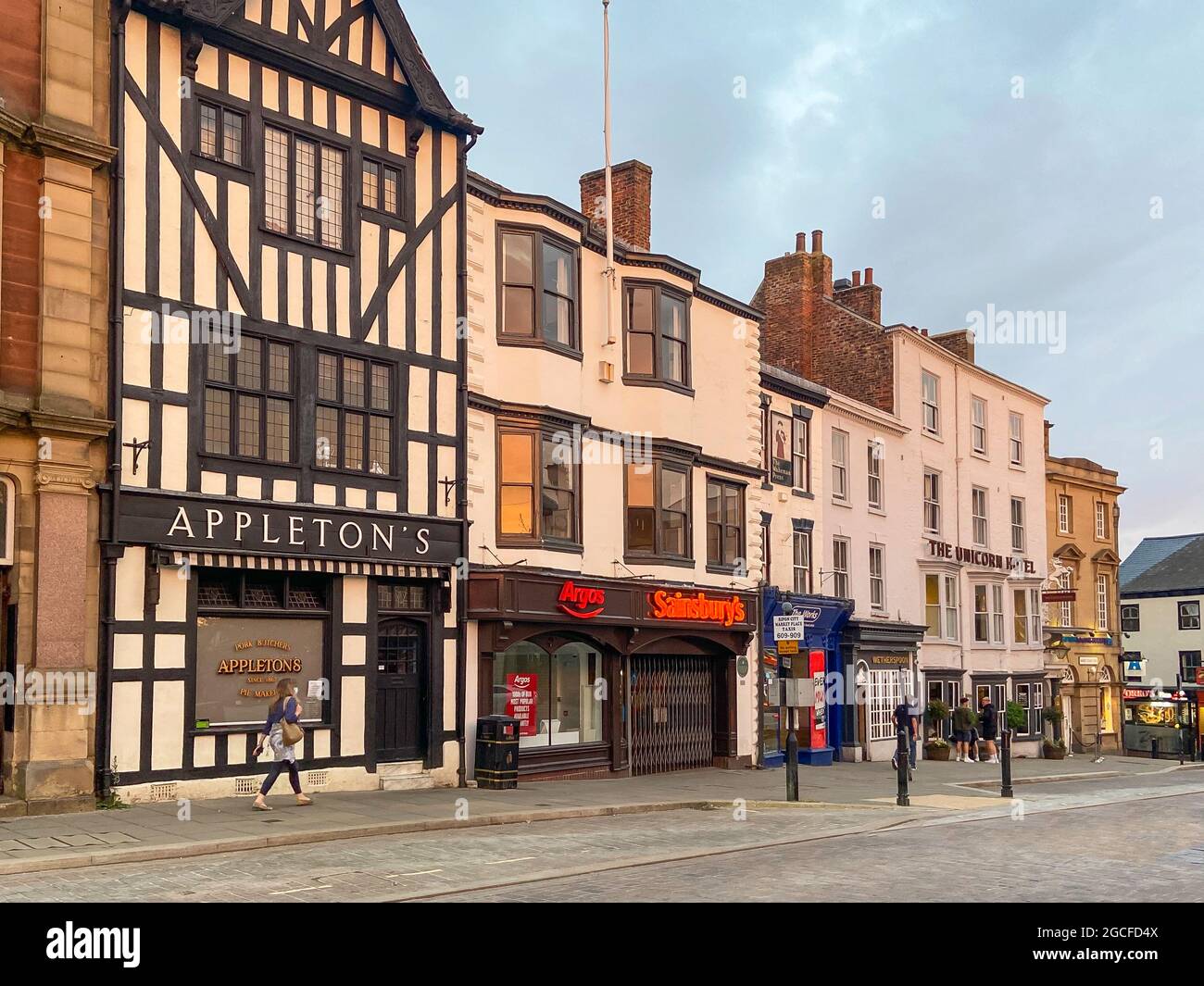 Edifici d'epoca al tramonto, Market Place, Ripon, North Yorkshire, Inghilterra, Regno Unito Foto Stock
