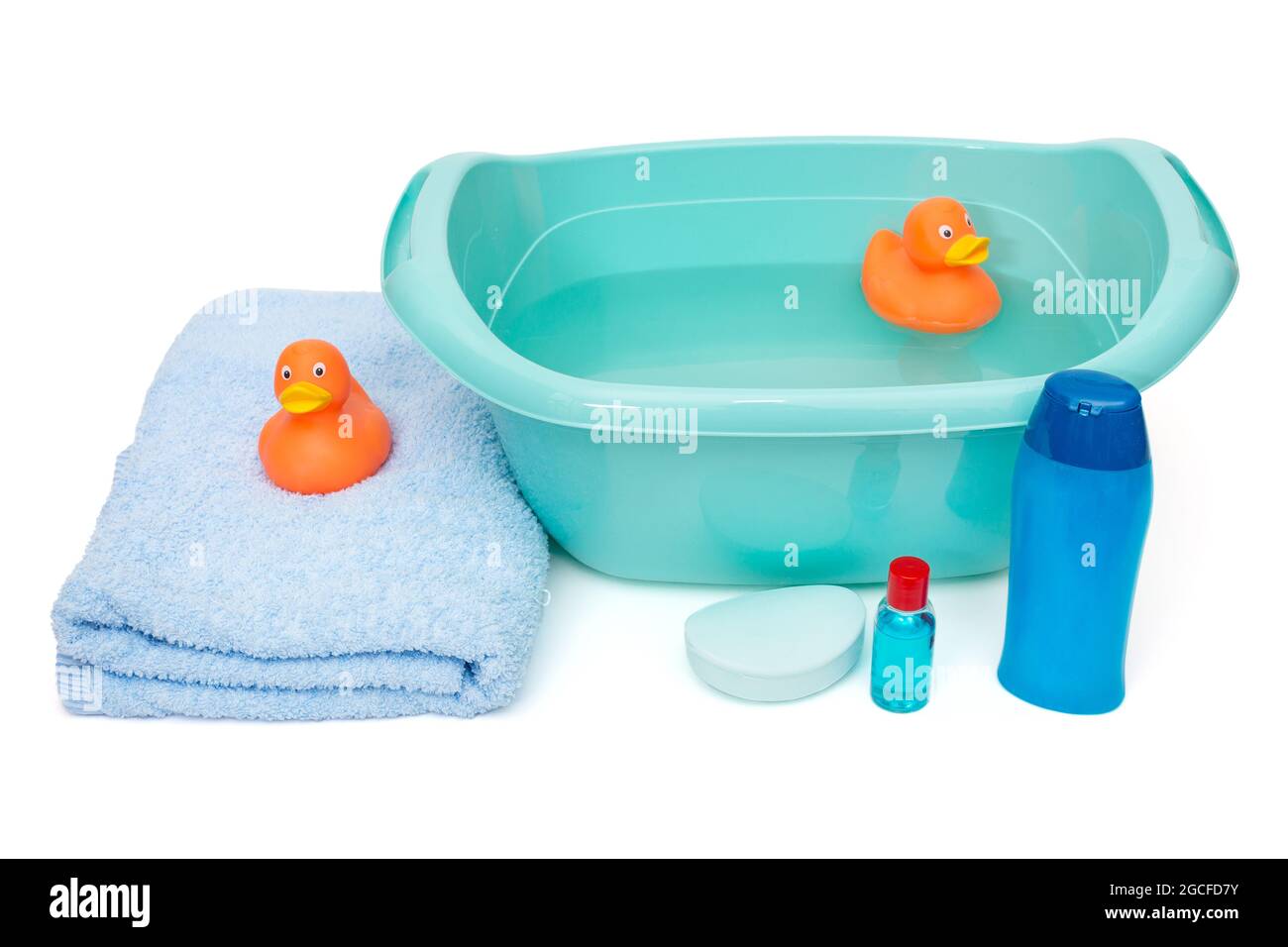 Bacinella blu e tutto per bagnare il bambino, isolato su uno sfondo bianco Foto Stock