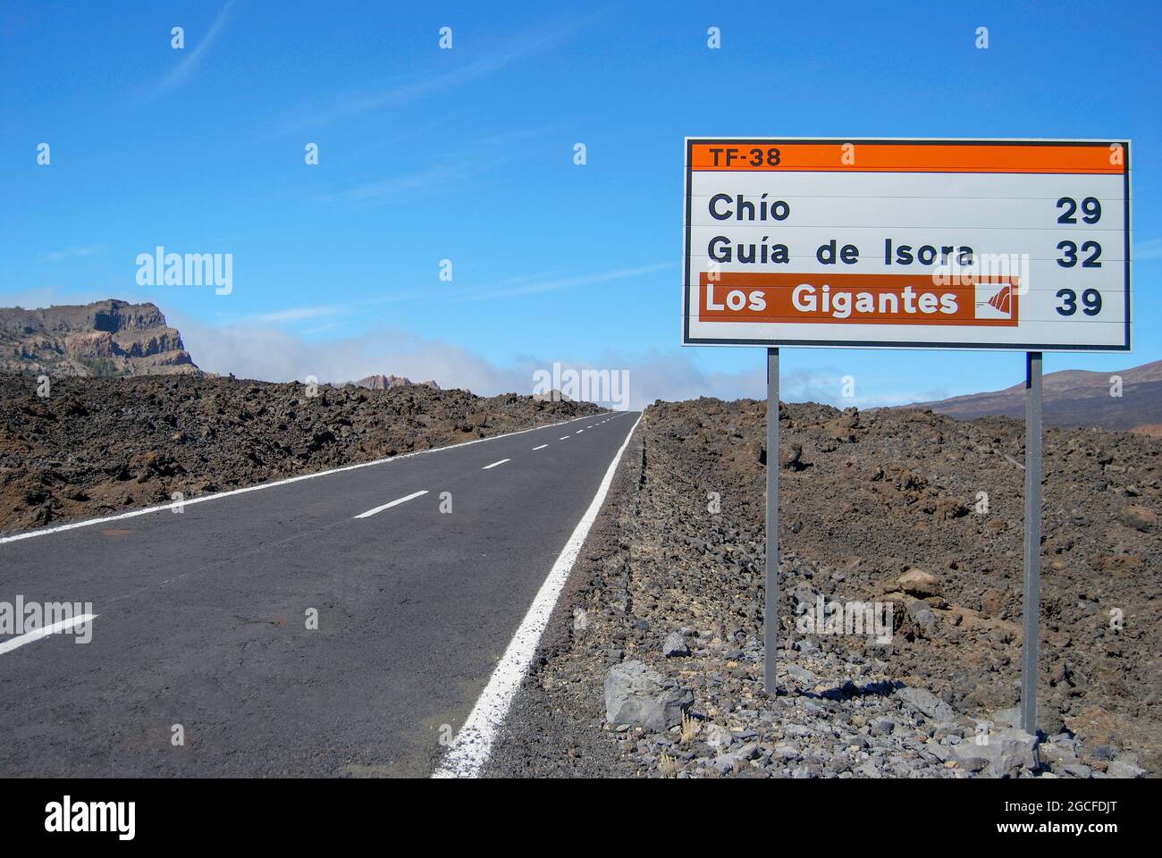 La strada attraverso i campi di lava del Parque Nacional del Teide Tenerife, Isole Canarie, Spagna Foto Stock