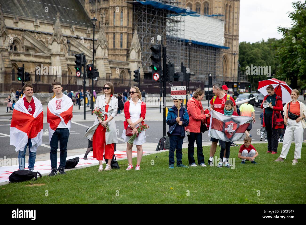 Londra, Regno Unito. 8 agosto 2021. I manifestanti si riuniscono in Piazza del Parlamento vestiti di rosso e bianco durante una manifestazione. UN piccolo gruppo di manifestanti si è riunito in Piazza del Parlamento per un raduno in solidarietà con i prigionieri politici in Bielorussia. Il presidente Alexander Lukashenko è stato rieletto l'anno scorso con una maggioranza del 80% di voti, tuttavia, le comunità internazionali hanno creduto di aver vinto la presidenza sopprimendo l'opposizione e lo hanno nominato l'ultimo dittatore in Europa. (Foto di Hesther ng/SOPA Images/Sipa USA) Credit: Sipa USA/Alamy Live News Foto Stock