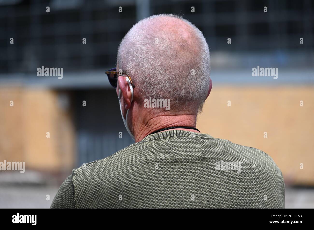 Taglio corto di un senior con capelli grigi Foto Stock