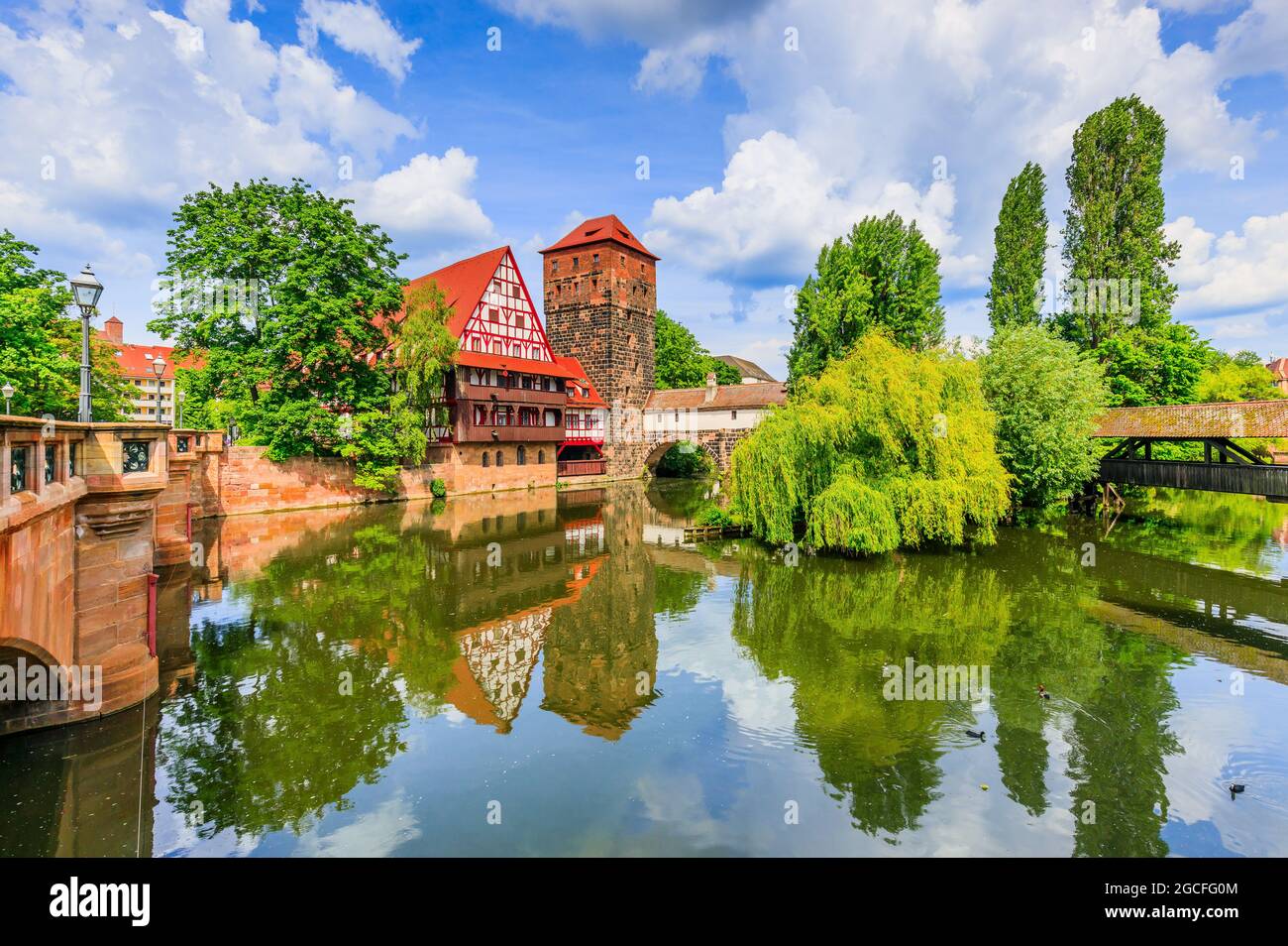 Norimberga, Germania. Il magazzino del vino (Weinstadel) e il ponte di Hangman (Henkersteg) sulle rive del fiume Pegnitz. Foto Stock