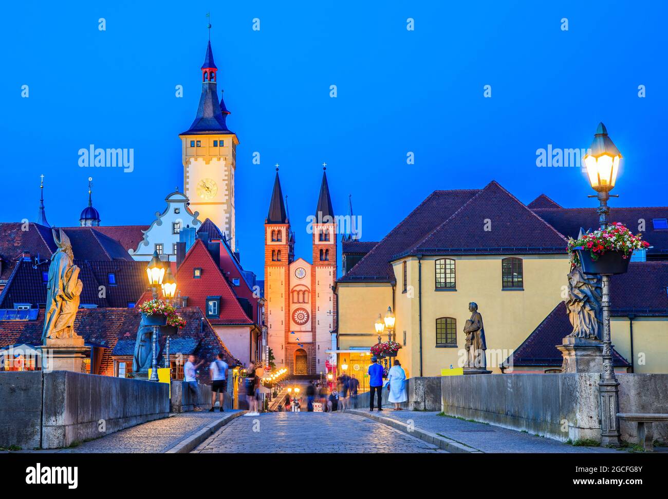 Wurzburg, Germania. Ponte principale di Alte. Il ponte pedonale di Wurzburg, luogo popolare per socializzare. Foto Stock