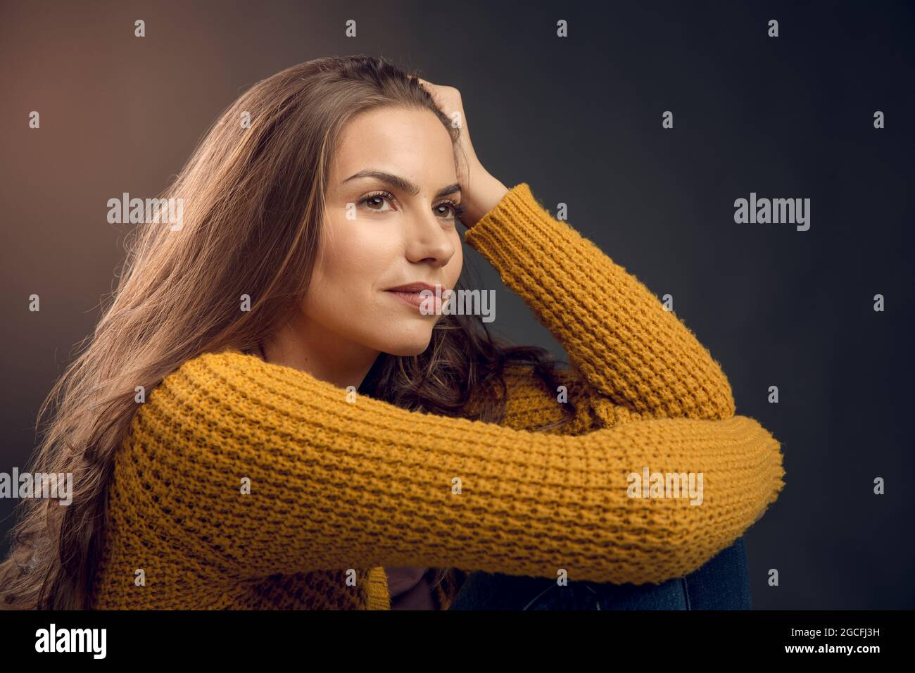 Scatto di una bella giovane donna persa nei pensieri Foto Stock