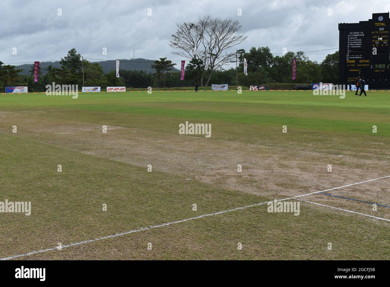 Il pittoresco campo da cricket Army Ordinance. Dombagoda. Sri Lanka. Foto Stock