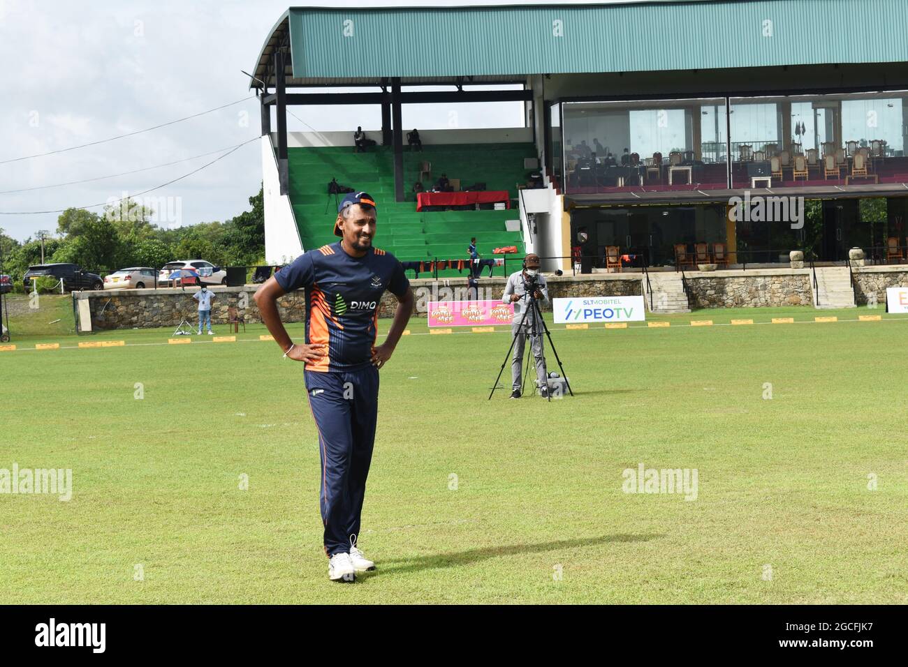 Il cricket dello Sri Lanka Suranga Lakmal si riscalda prima di una partita di cricket. Il pittoresco campo da cricket Army Ordinance. Dombagoda. Sri Lanka. Foto Stock