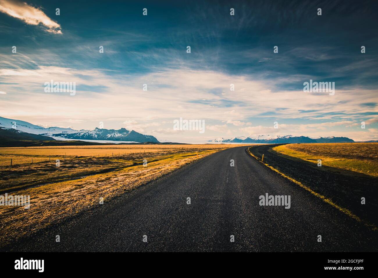 Bella strada in incredibili paesaggi di Islanda Foto Stock