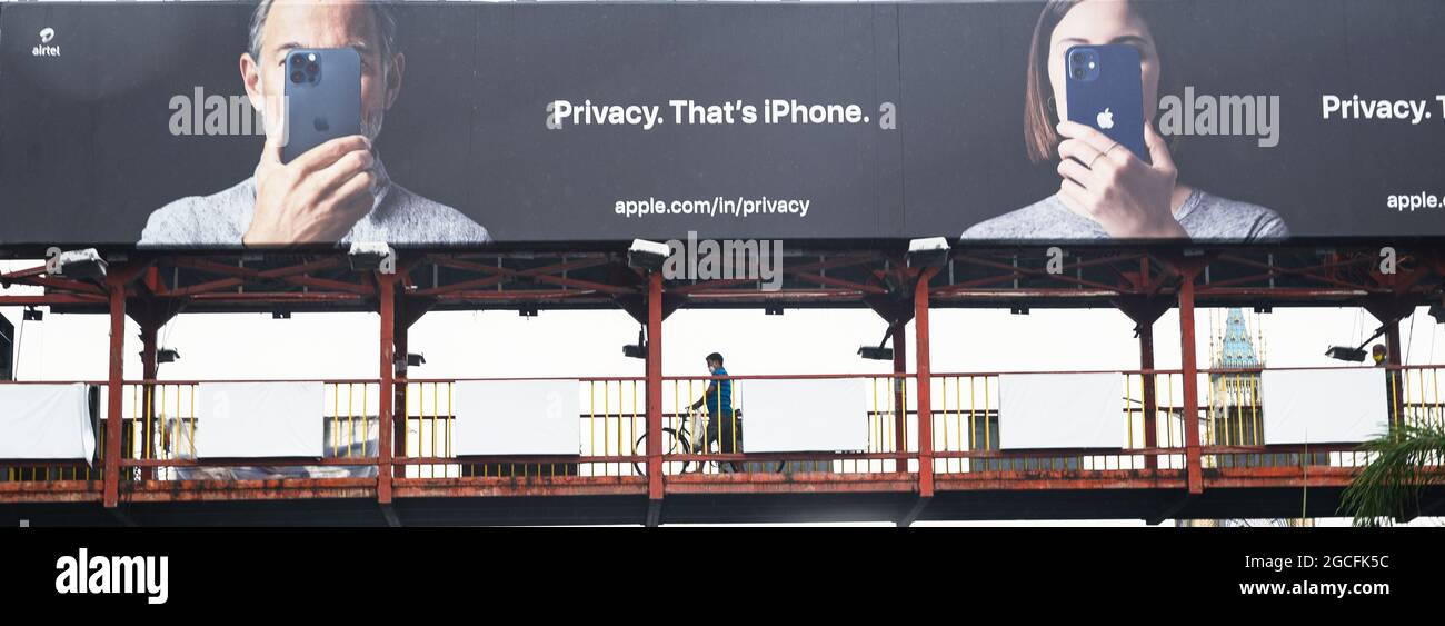 Il lancio avviene dopo che la privacy e la sicurezza dell'iPhone sono entrate in discussione post le ultime rivelazioni Pegasus. Si consiglia a tutti gli utenti di iPad e iPhone di installare rapidamente l'aggiornamento di iOS 14.7.1 e l'aggiornamento di iPadOS 14.7.1 sui loro dispositivi. Questi tipi di hoardings sono dappertutto Kolkata, Bengala occidentale; India. Foto Stock