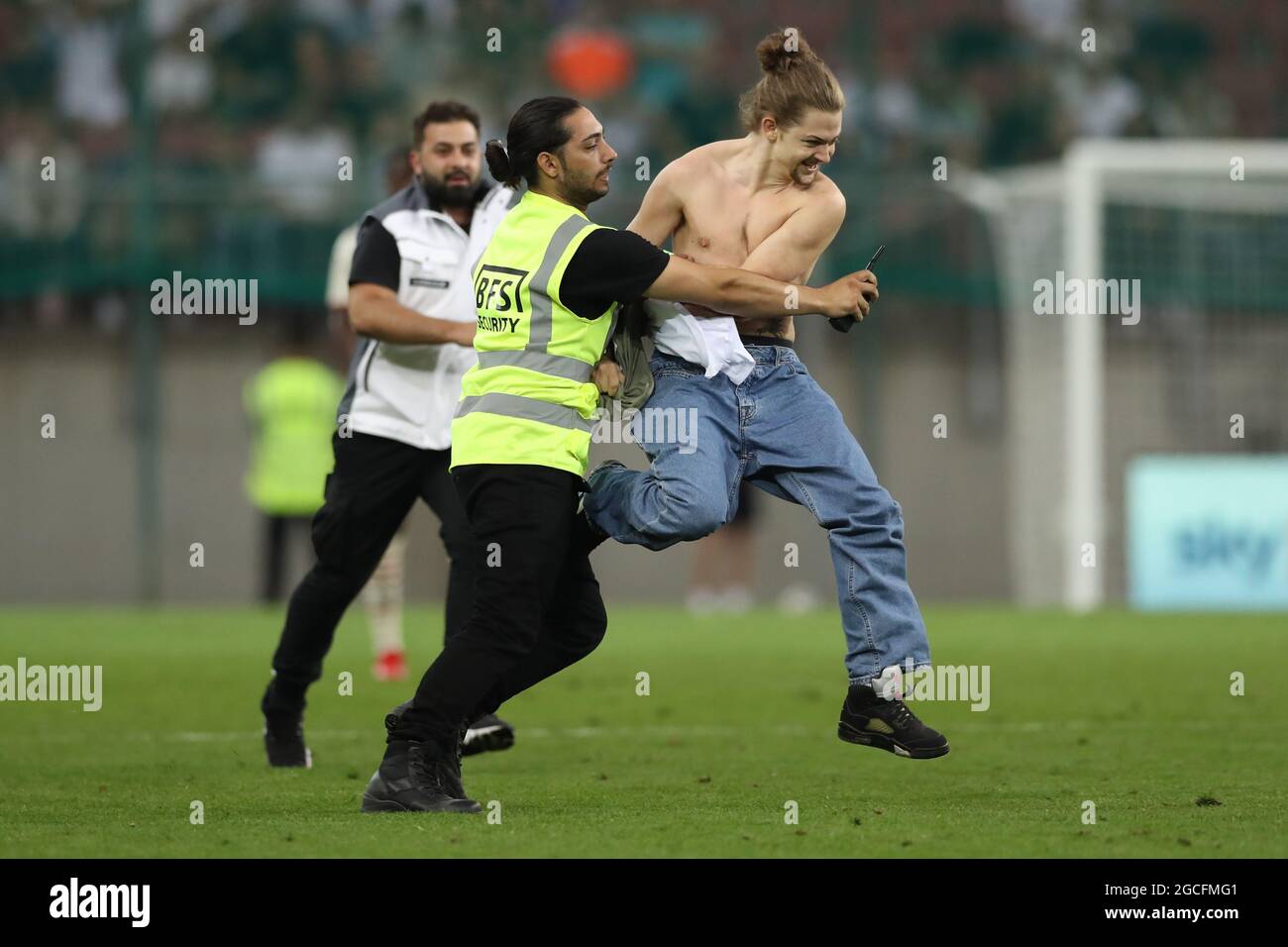 Klagenfurt, Austria, 8 agosto 2021. Un invasore di pitch viene trattato dal personale di sicurezza durante la partita pre-stagione amichevole al Worthersee Stadion, Klagenfurt. Il credito immagine dovrebbe essere: Jonathan Moscrop / Sportimage Credit: Sportimage/Alamy Live News Foto Stock