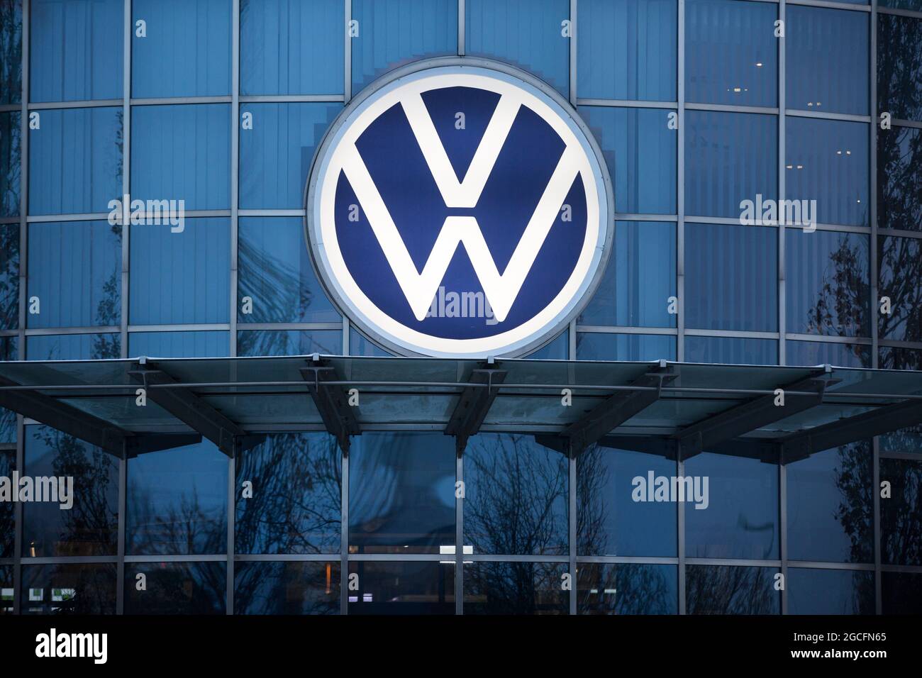 Polkowice, Polonia. 15 Feb 2021. Vista della sede centrale del produttore di motori per auto, Volkswagen Motor Poland, nella zona economica speciale di Legnica a Polkowice. La società appartiene alla Volkswagen AG e si specializza nella produzione di motori diesel. (Foto di Karol Serewis/SOPA Images/Sipa USA) Credit: Sipa USA/Alamy Live News Foto Stock