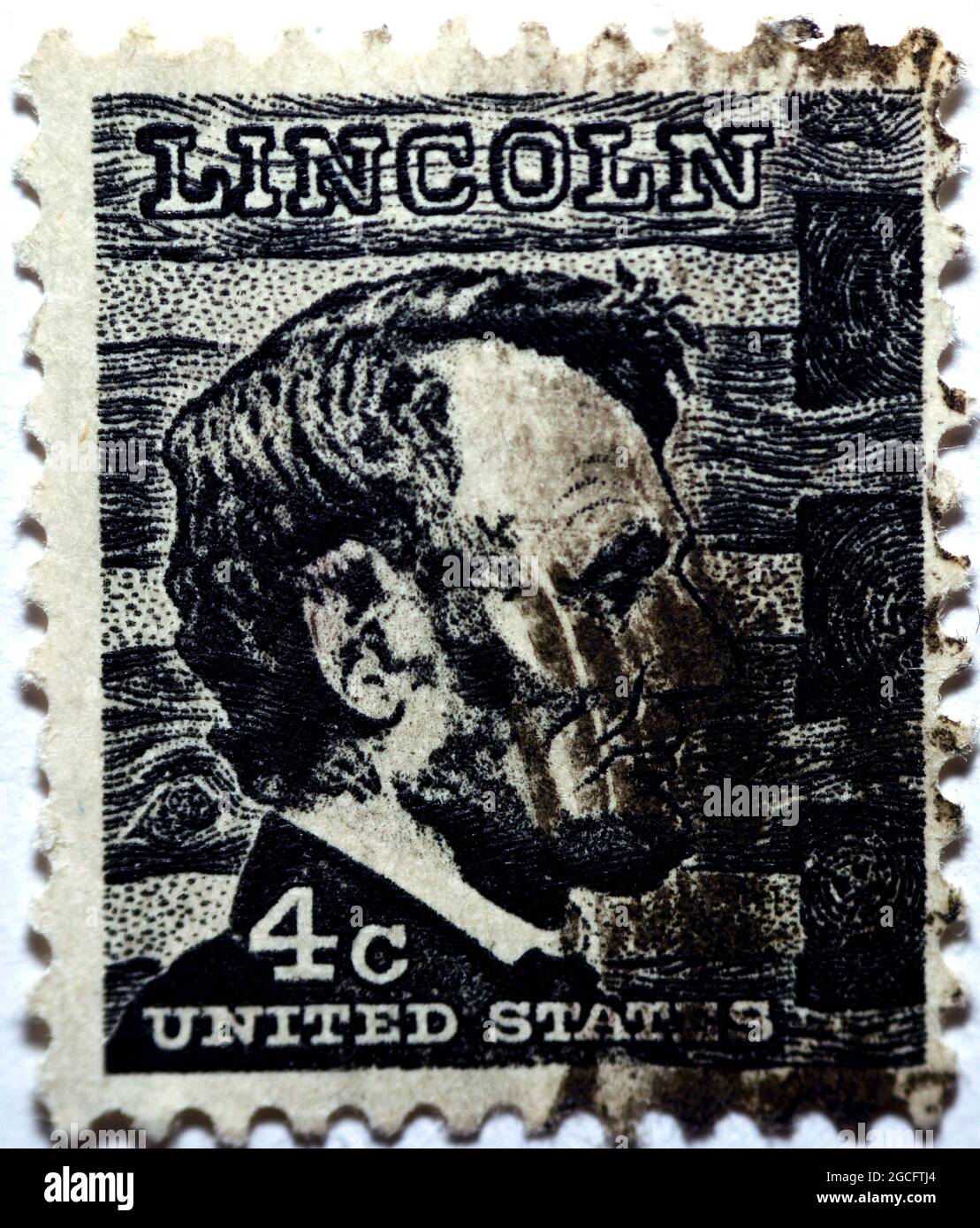Un vecchio francobollo usato stampato negli Stati Uniti, raffigurante un ritratto illustrativo del 16th presidente degli Stati Uniti, Abraham Lincoln (18 Foto Stock
