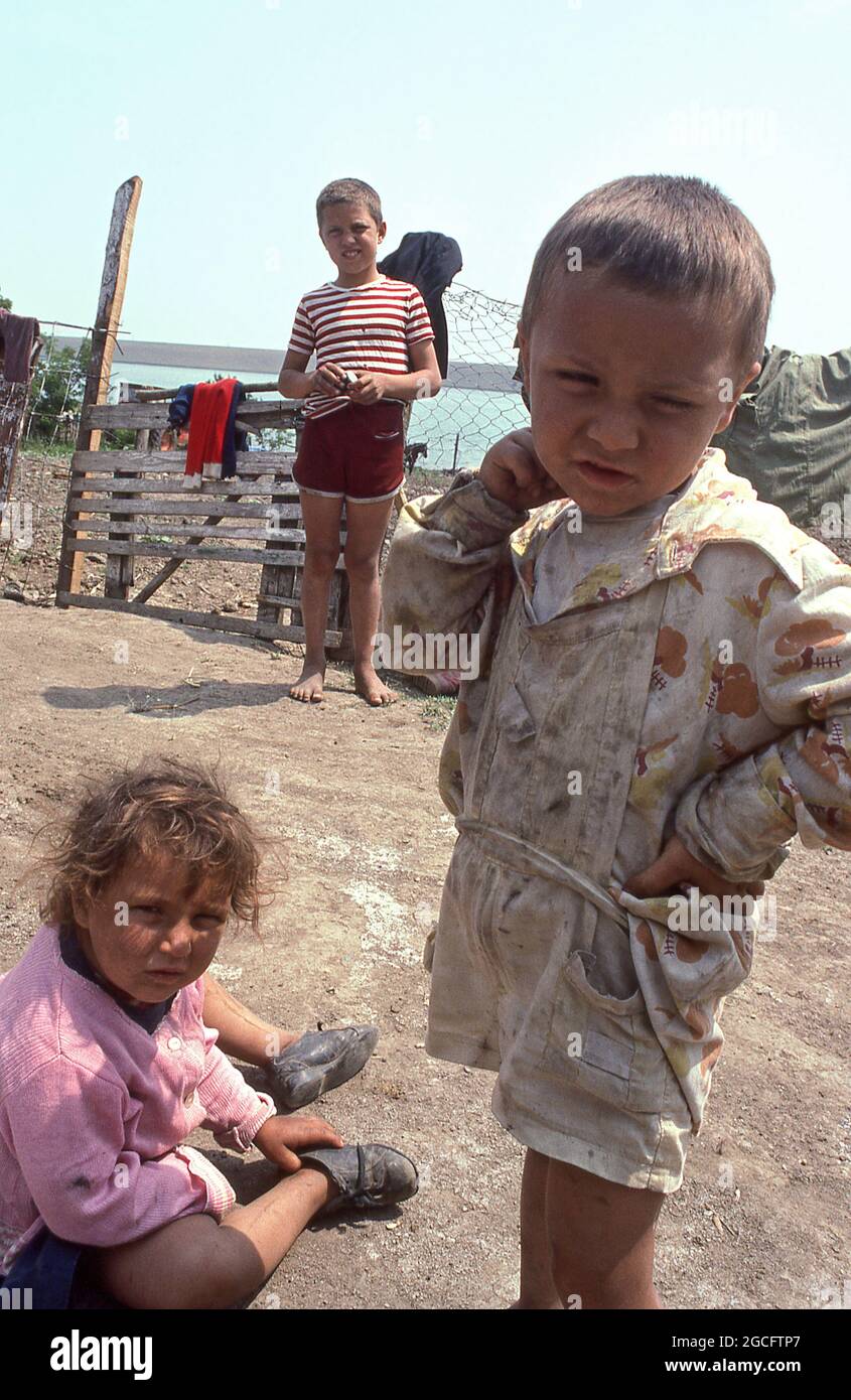 Bambini nel cortile della loro casa nella campagna della Romania. Circa 1990. Foto Stock