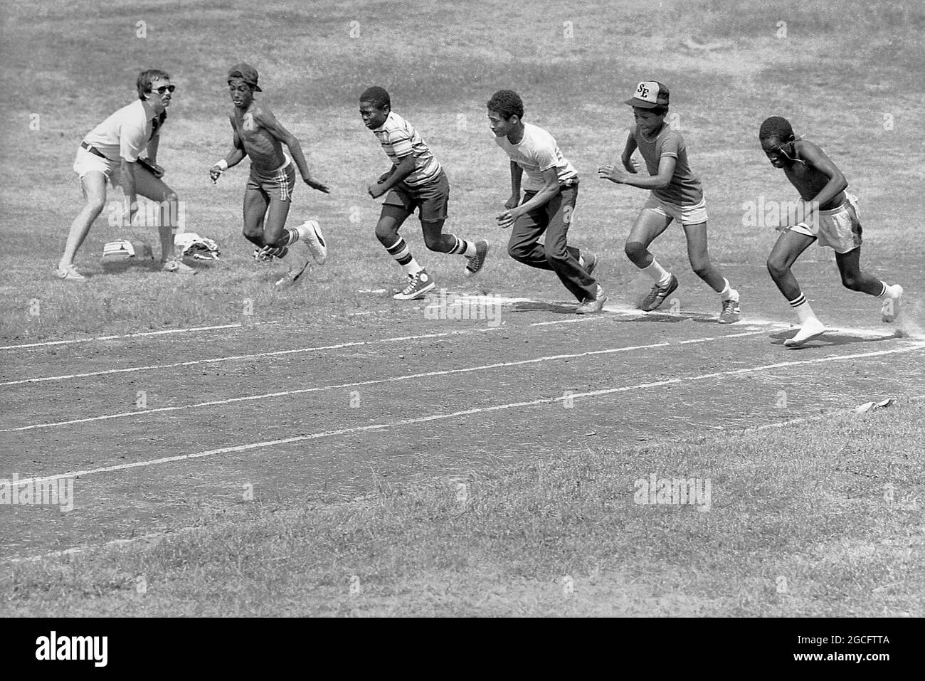 Connecticut, Stati Uniti, 1982. Giovani ragazzi che si allenano per pista e campo. Foto Stock