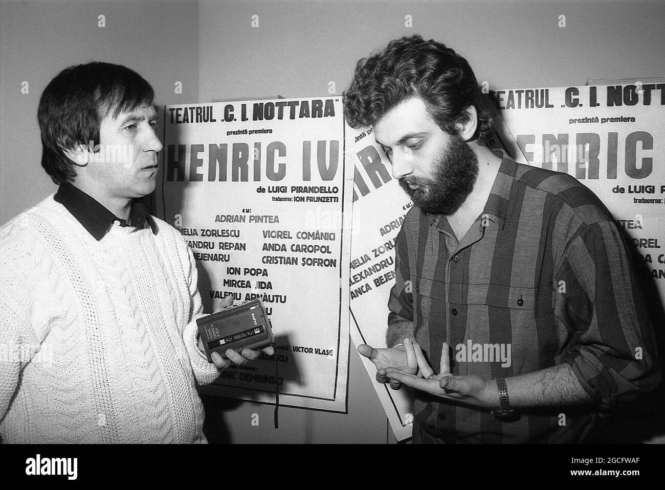 Bucarest, Romania, febbraio 1990. L'attore George Mihaita (a sinistra) intervistando il regista Dominic Dembinski. Foto Stock
