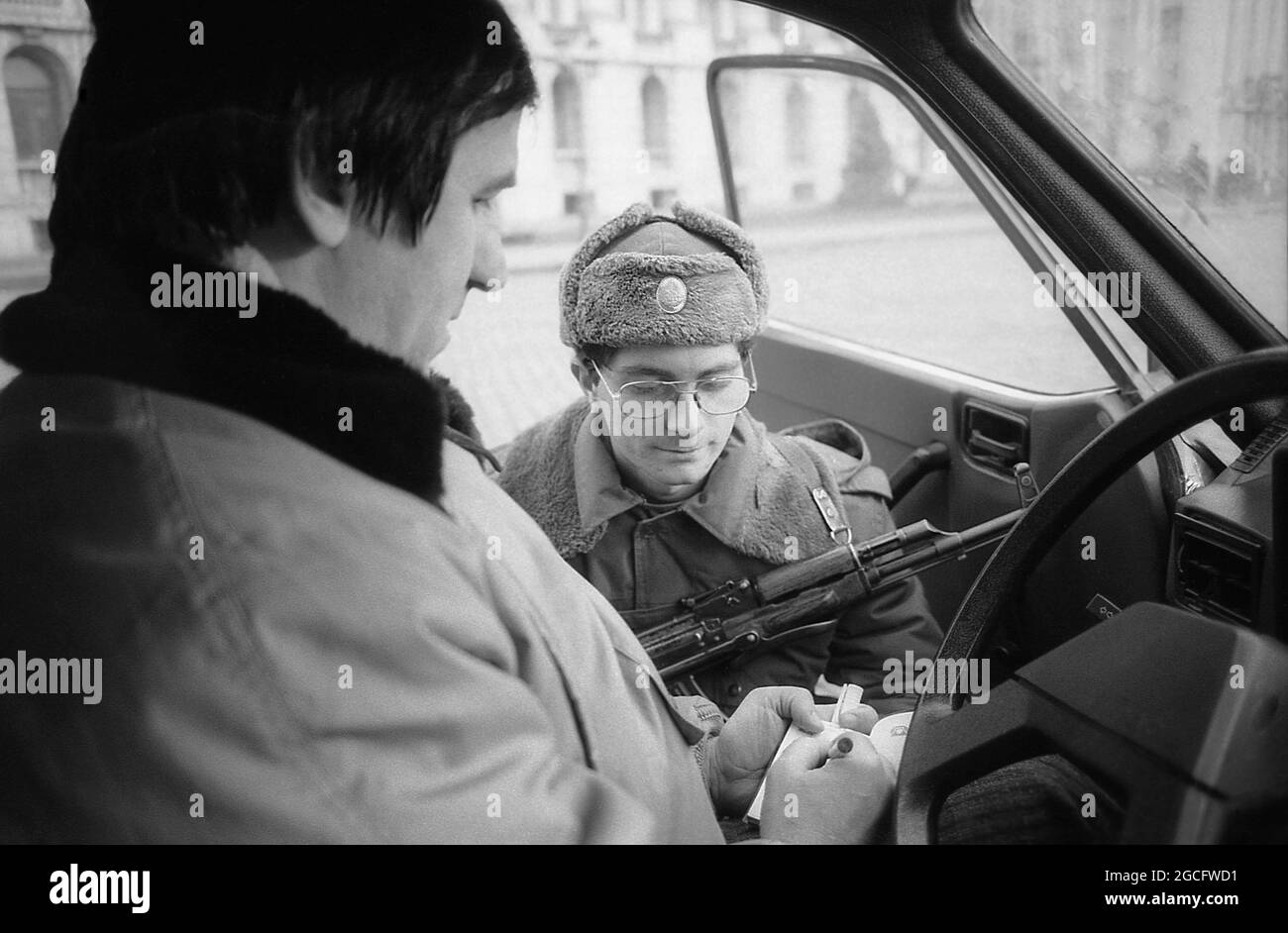 Bucarest, Romania, gennaio 1990. L'attore George Mihaita parla con i soldati per le strade nei giorni osceni subito dopo la caduta del comunismo. Foto Stock